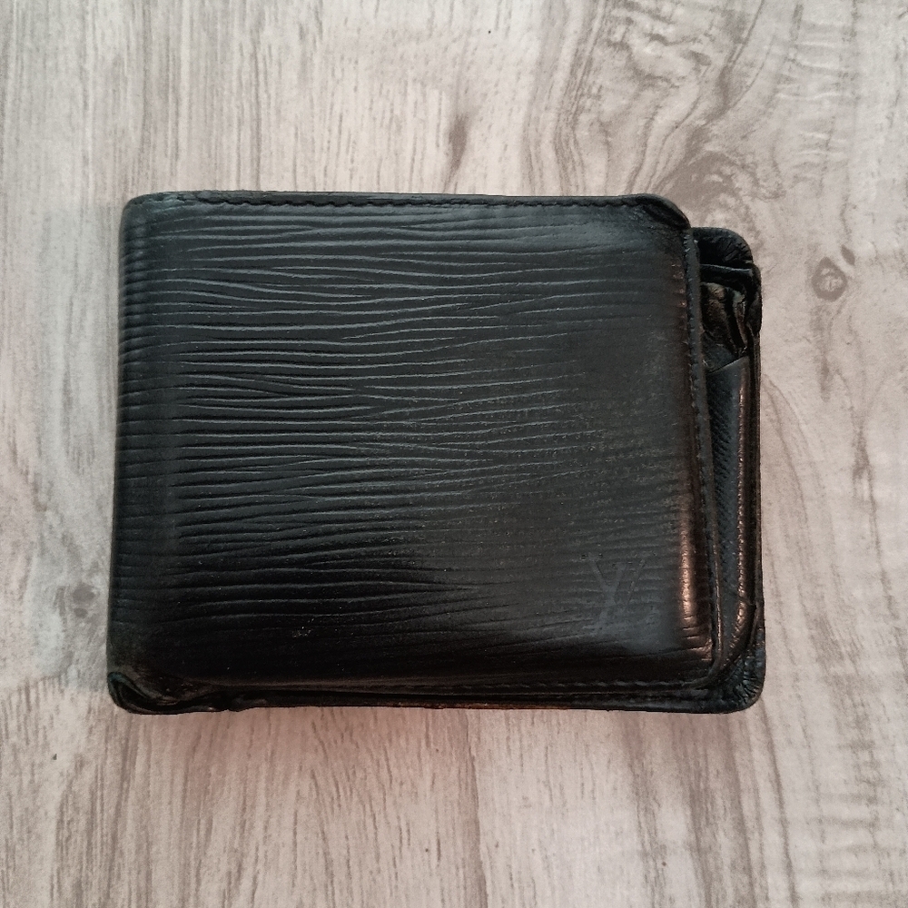 Authentic LOUIS VUITTON EPI LEATHER MENS BIFOLD WALLET BLACK